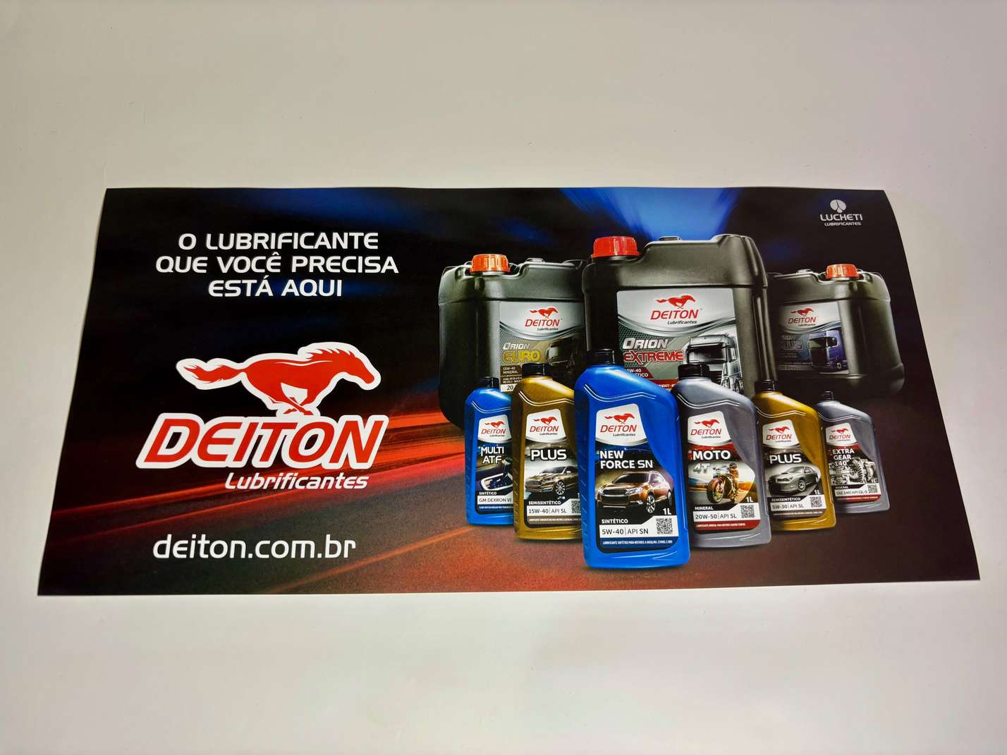 Painel impresso da Deiton Lubrificantes com sua linha de produtos