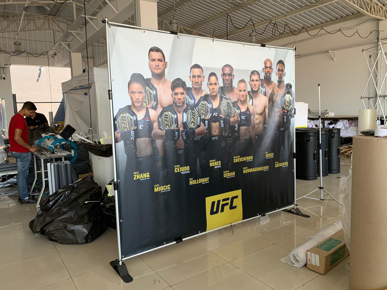 Banner do UFC em produção no galpão da Delta